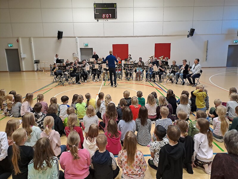Oppilaat kuuntelivat tarkkaan kapellimestari Antti Nissilän johtamaa orkesteria.