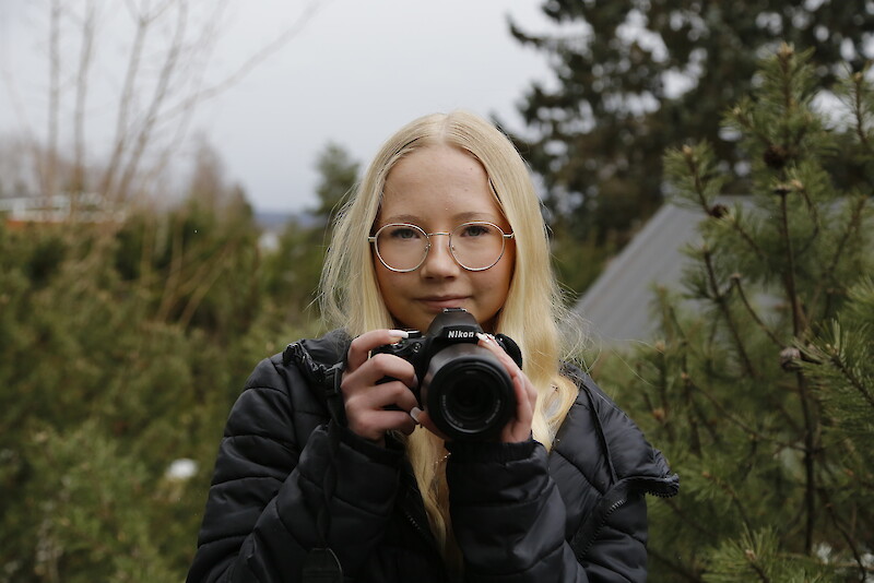 Tytti Valkmalla on yhä käytössään sama kamera, jolla opetteli kuvaamaan.