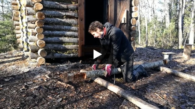 Katso video: Leppäpirtti nousi vuodessa harjaan – kaverukset hurahtivat hirsirakentamiseen