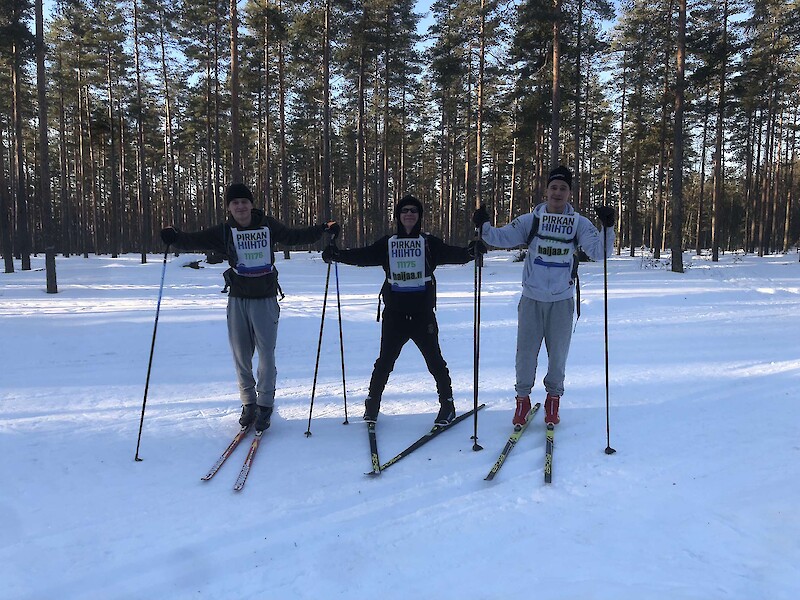 Konsta Tanner, Mikko Raipala ja Antti Tanner lähtivät Reppupirkkaan hetken mielijohteesta. Tässä kolmikko on Kuninkaanlähteellä, mistä maaliin oli enää 80 kilometriä.