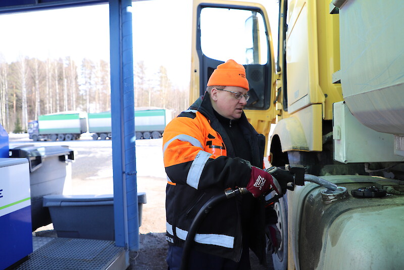 Kuljetusyrittäjä Mika Suuriniemi sanoo, että roimasti nousseet polttoainekustannukset syövät alan kannattavuutta ja vaikeuttavat investointeja.