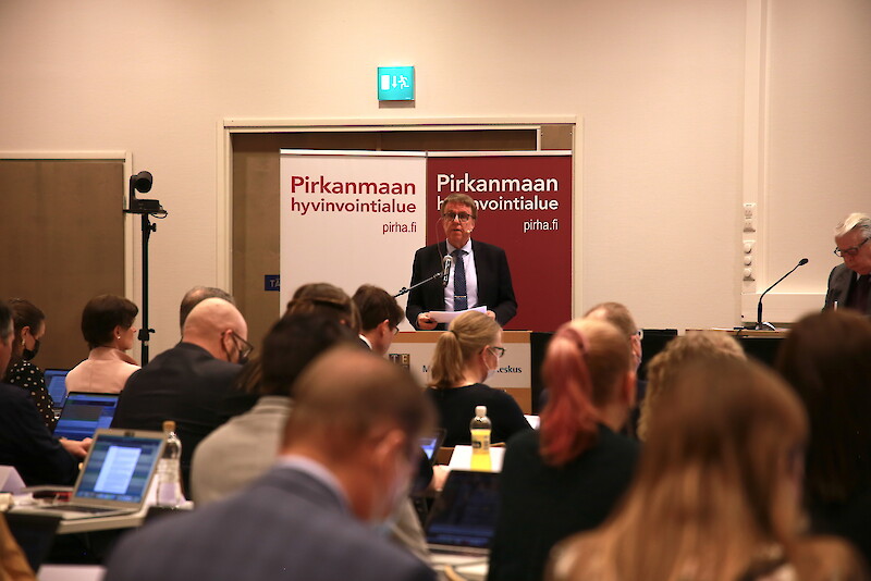 – Vuoden 2023 alussa ei varmasti muutu paljon mikään, siihen ei ehditä millään, vt. hyvinvointialuejohtaja Jukka Alasentie sanoo. Alasentie kuvattu aluevaltuuston kokouksessa 8. maaliskuuta.
