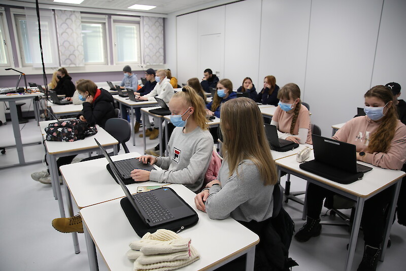 Ikaalisten lukiossa syksyllä 2021 opiskelivat Jenni Sormunen ja Eevi Heinonen. Kuva: UutisOivan arkisto