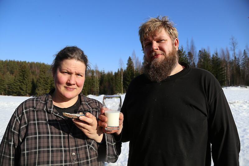 Mari ja Matti Hyypöläinen vuokraavat peltonsa tänä vuonna halvemmalla. He vuokraavat noin 11 hehtaarin aluetta.