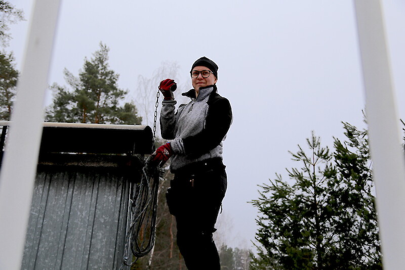 Nuohoojayrittäjä Eeva Rönkä tekee töitä Länsi-Pirkanmaan alueella. Viime aikoina töitä on riittänyt erityisesti Länsi-Tampereella.