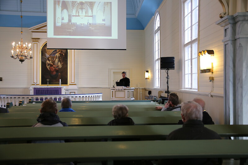 Arkkitehti Lassi Viitanen kertoi Hämeenkyrön kirkon korjaus- ja muutossuunnitelmista tiistaina illansuussa järjestetyssä yleisötilaisuudessa.