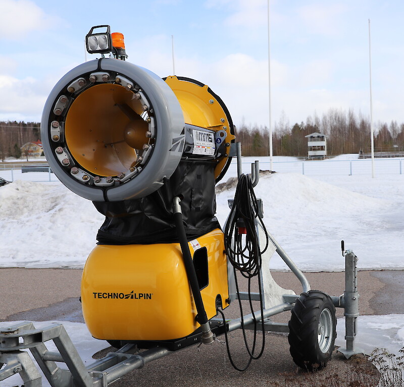 Lumitykkiä ollaan parhaillaan siirtämässä Tevaniemestä Mansoniemeen. Lumetus jatkuu päivin öin heinäkuun loppuun asti.