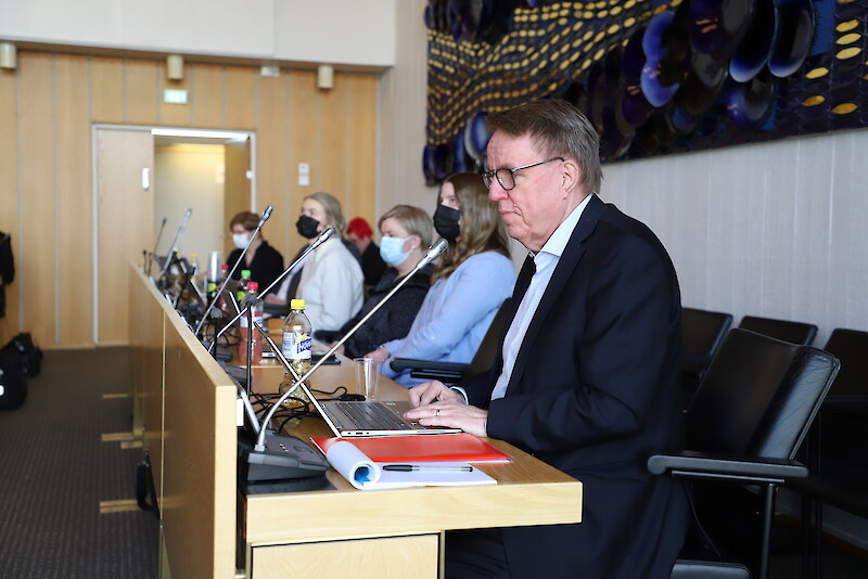 Haastatteluryhmässä on ollut mukana muun muassa kuvassa etualalla näkyvä vt. hyvinvointialuejohtaja Jukka Alasentie, joka kuvattiin aluevaltuuston kokouksessa 30. maaliskuuta.