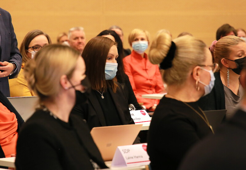 Kuvassa keskellä hämeenkyröläinen Lotta Hamari (sd.) aluevaltuuston ensimmäisessä kokouksessa maaliskuussa. Hamari kuulee usein näyttävänsä pääministeri Sanna Marinilta (sd.), etenkin maskia käyttäessään.
