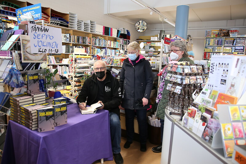 Tamperelainen Pirkko Kaitala ja ikaalilainen Tarja Kulmala ovat lukeneet lähes kaikki Koskis-kirjat. Tuoreimman dekkarin he halusivat saada kirjailija Seppo Jokisen signeerauksella.