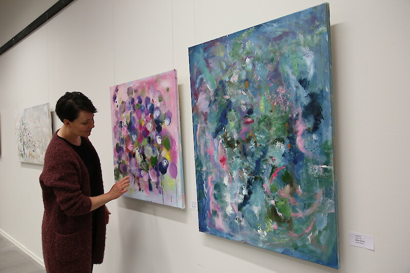 Marika Tuominen toi nyt ensi kertaa töitään näyttelyyn. Häntä kiehtovat voimakkaat, puhtaat värit.