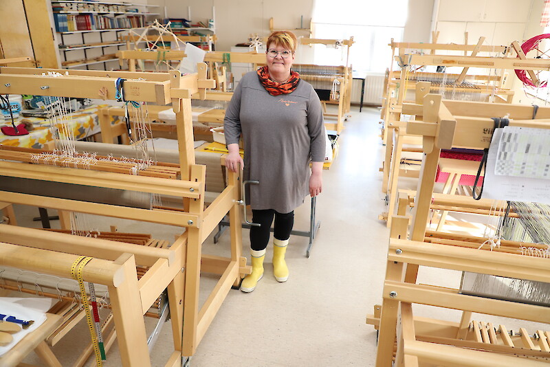 – Kansalaisopiston kudontapiiri voi jatkaa koulun tiloissa toimintaansa, Merja Koivunen kertoo.