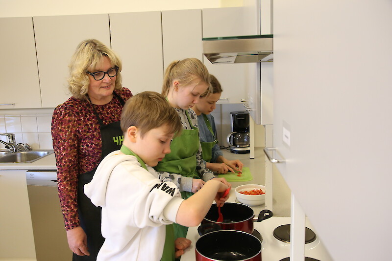 Ikaalisten 4H-yhdistyksen toiminnanjohtaja Heidi Purojärvi pitää työssään etenkin nuorten ohjaamisesta, kuten tässä yläkoululaisten kokkikerhossa. Kokkailemassa Juuso Kiviluoma, Nelli Saine ja Emma Kariaho.