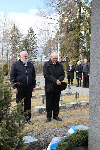 Seppelettä laskemassa Juhani Saarela ja Mauri Mätäsniemi. Kuva: Matti Korpi-Hallia