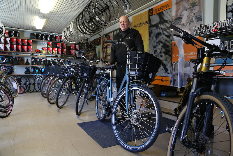 Jussi Senvall esittelee keskimoottorista sähköavusteista polkupyörää, joka on Kyröskoskella ylivoimaisesti suosituin. Äkkiseltään sitä ei erota tavanomaisesta polkupyörästä mitenkään.