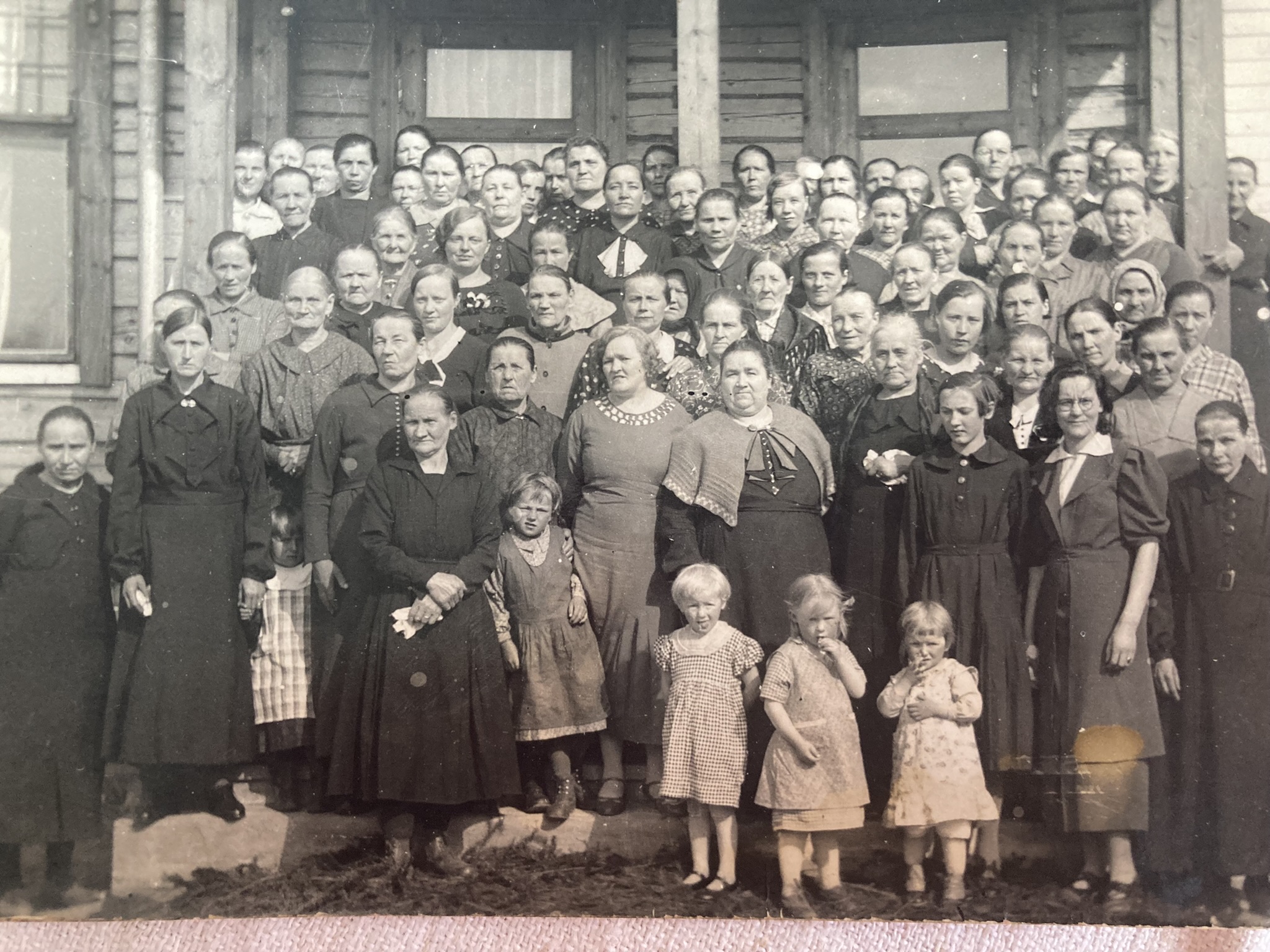 Vesajärveläiset äidit yhteiskuvassa 1920-1930- lukujen taitteessa äitienpäivillä koulun edustalla Kuva: Anneli Viherojan kuva-arkisto