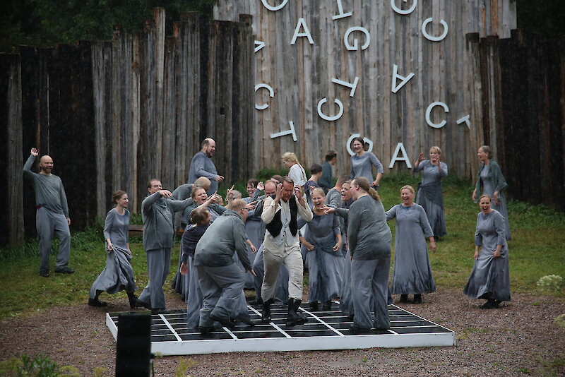 Viimeksi sillanpääläistä oopperaa nähtiin vuonna 2018 Myllykolussa. Nuori Sillanpää (Waltteri Torikka) kohtaa kohtauksessa kyläläisten pilkan.