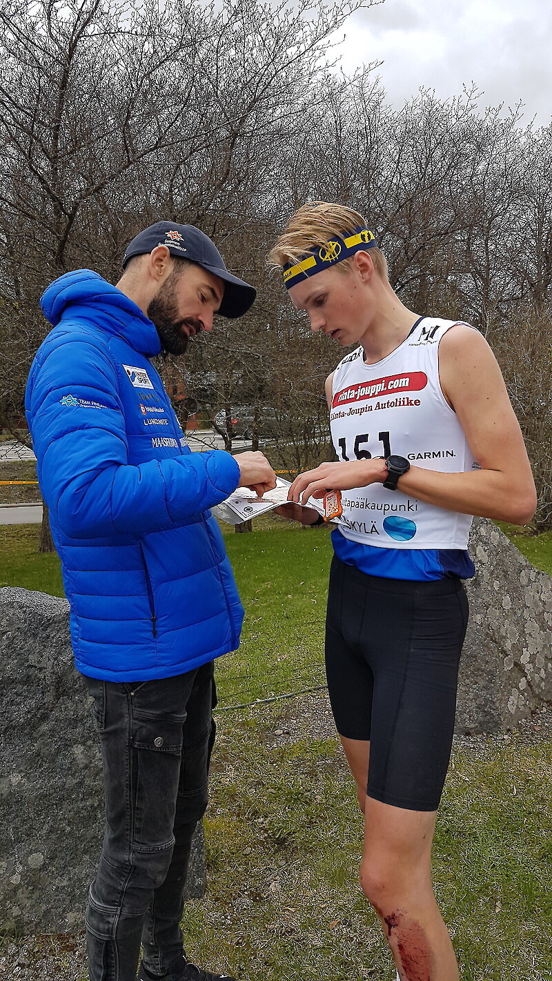 Suomen suunnistusmaajoukkueen päävalmentaja Thierry Gueorgiou ja Teemu Oksanen tutkailevat SM-sprintin rataa.