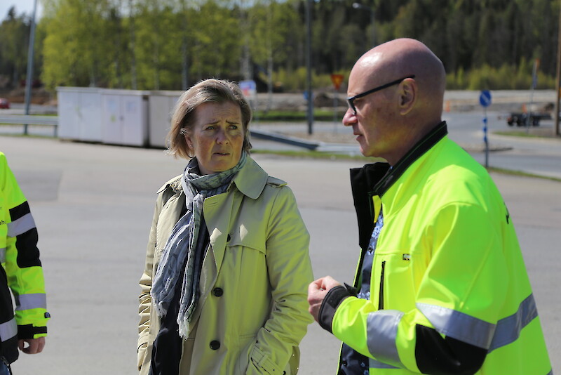Maakuntajohtaja Anna-Mari Ahonen tutustui Hämeenkyröön kunnanjohtaja Antero Aleniuksen opastamana.