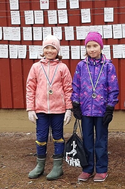 1–2 -luokan tyttöjen sarjan voittajat Saara Pohjonen ja Minttu Keskinen.