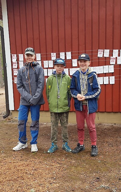 Poikien 5–6-luokan kolmen kärki: Linus Kärkkäiselle,  Olli Inkeroiselle ja Reeti Marjamäelle.