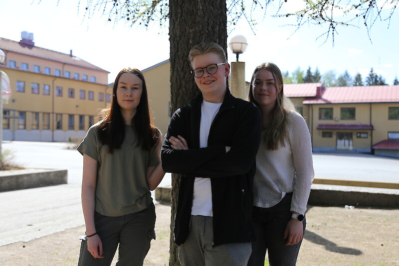 Heta Hakanen, Kasper Kaasalainen ja Rebekka Muona kiittelevät lukion yhteishenkeä.