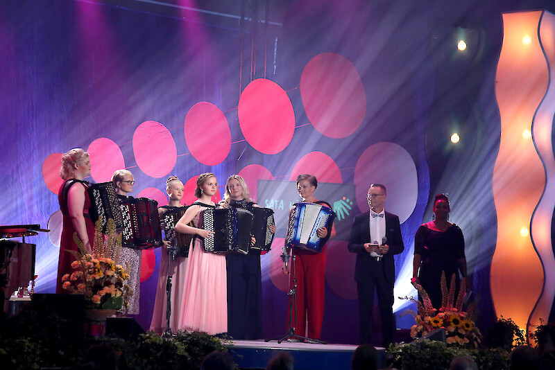 Sata-Häme Soi -harmonikkafestivaalin perinteiseen ohjelmistoon kuuluvat esimerkiksi harmonikansoittokilpailut. Tässä viimevuotiset Kultaisen Harmonikan finalistit kenraaliharjoituksissa yhteisessä harmonikkakappaleiden potpurissa.