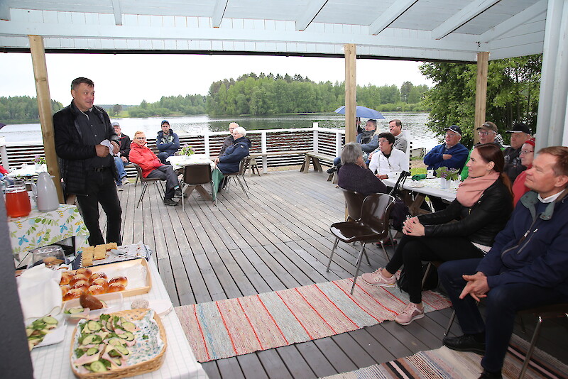Esko Tapiainen (vasemmalla) kertoi Eeva Viitaselle ja Veli-Matti Ruotsalaiselle muun muassa kyläseuran tekemästä talkootyöstä. Riitialan seudun kylät ry oli kutsunut Viitasen ja Ruotsalaisen kyläkierrokselle Heittolan rantaan.