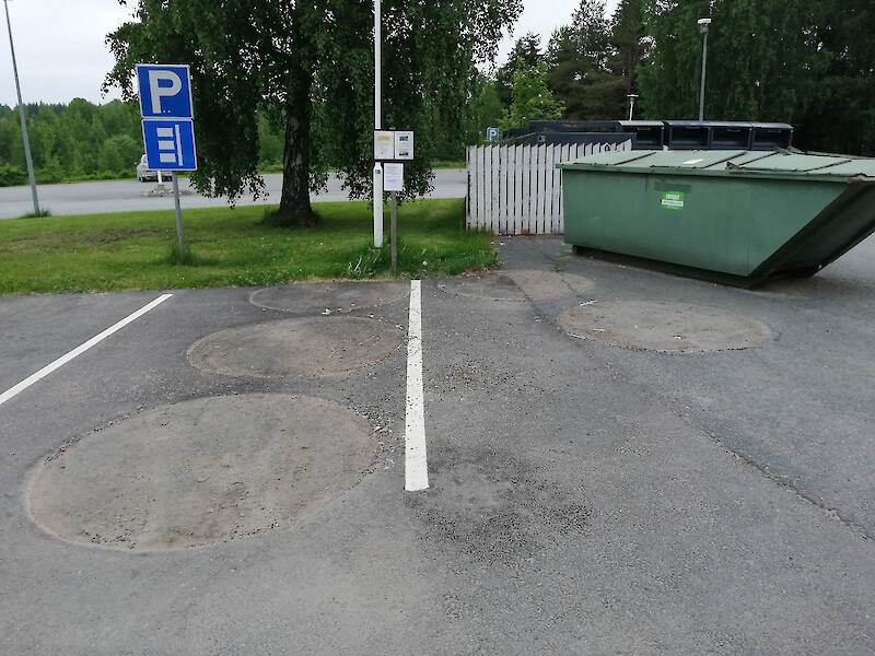 Muovinkeräyspiste Hämeenkyrön terveyskeskuksen parkkipaikalla on suljettu.