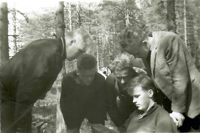 Osa Ikaalisten Urheilijoiden Jukolan viestin joukkuetta vuonna 1964: Pauli Liuha, Matti Uusi-Salava, Matti Vähäkäkelä, Jaakko Thusberg ja Tapio Kuuri. Heistä myös vuoden 1962 Jukolassa olivat mukana Uusi-Salava ja Kuuri.