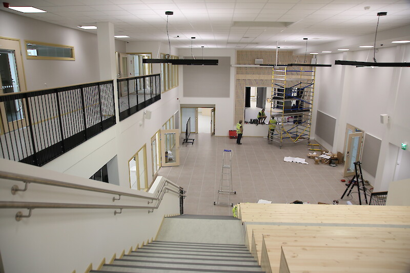 Koulun keskusaula toimii arkisin ruokalana, jonne 3.–9.-luokkalaiset kulkevat näitä portaita pitkin. Vastapäisellä seinällä näkyy näyttämö, joka voidaan avata aulaan ja oikealla puolella olevaan liikuntasaliin. Näyttämön eteen voidaan vetää myös valkokangas esimerkiksi elokuvan esittämiseen.