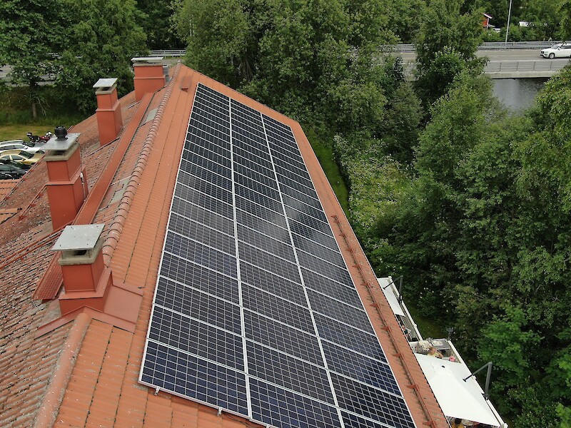 Aurinkopaneelit ovat katoilla jatkuvasti yleistyvä näky. Energiaviraston mukaan aurinkosähkön tuotantokapasiteetti Suomessa on 395 megawattia. Vuodessa tuotanto on kasvanut lähes neljänneksellä. Nyt muun muassa Ikaalisissa tutkitaan, voisiko alueen maastoa hyödyntää aurinkovoimatuotannossa.