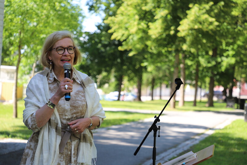 Terveystieteiden tohtori, kansanedustaja ja sivistysvaliokunnan puheenjohtaja Paula Risikko avasi  Ikaalisissa tiistaina alkaneen Puistofilosofia-tapahtuman.