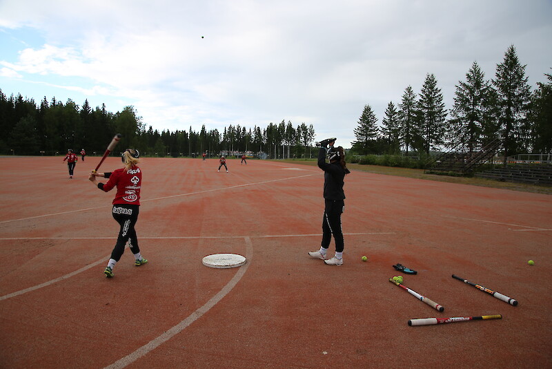 Hämeenkyrön Räpsän pelit ovat kulkeneet naisten suomensarjassa. Kuva joukkueen harjoituksista.