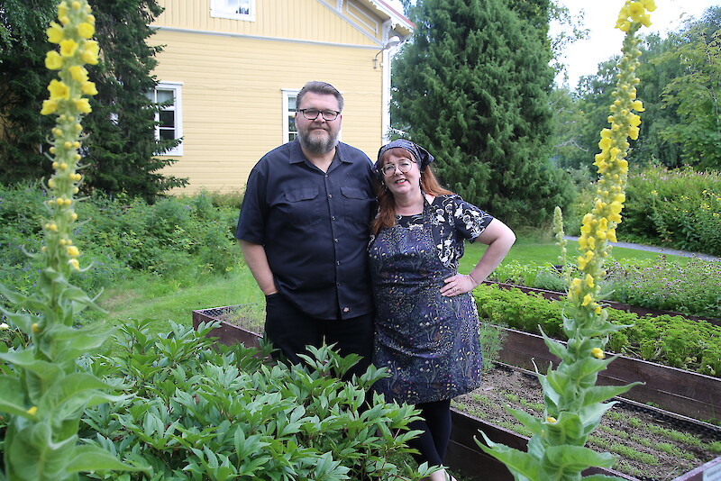 Suomalaiset eivät syö riittävästi kasviksia. Tiina ja Olli Ahonen haluavat antaa ihmisille ideoita siitä, miten kasvisten määrää voisi lisätä omalla lautasella.