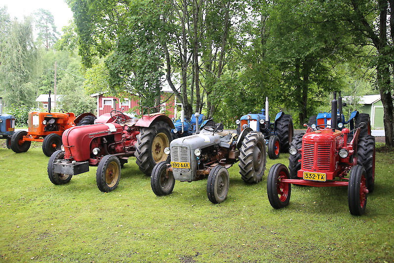 Heinijärven Mörinöillä oli traktori poikineen.