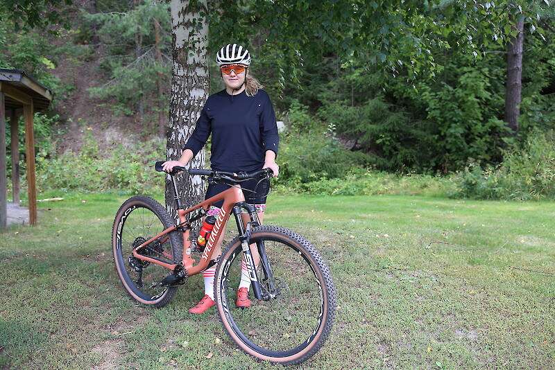 Jasmin Kansikkalla jäi pyöräily pariksi vuodeksi ylikunnon takia. Nyt hän pyöräilee taas, laji on vaihtunut XC:stä enduroon.