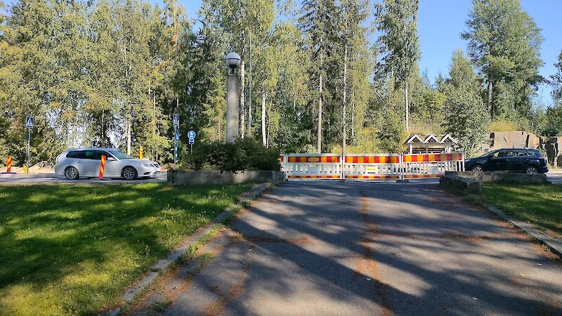 Ristamäentiellä Hämeenkyrön yhteiskoulun kohdalla siirrettiin bussipysäkkiä ja suojatietä.