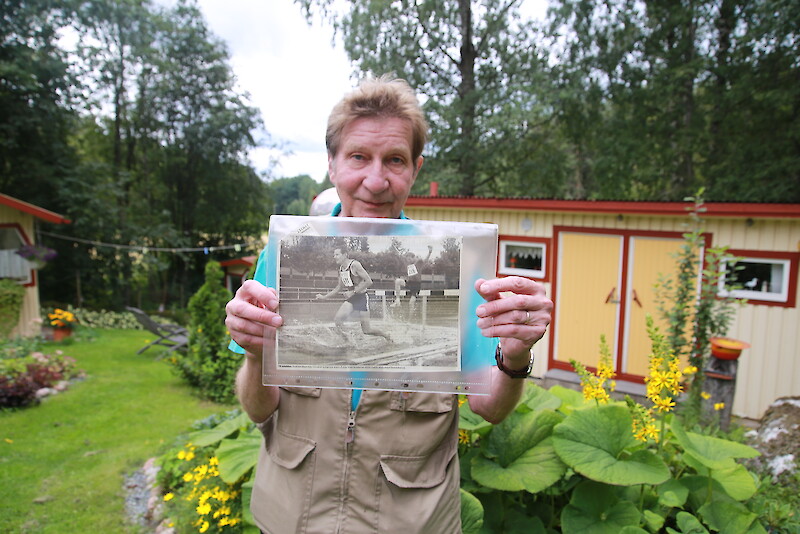 Hämeenkyröläinen Erkki Kovalainen on kerännyt talteen vanhoja lehtileikkeitä, joissa hän esiintyy. Pitelemässään kuvassa hän on henkilöistä taaempi.