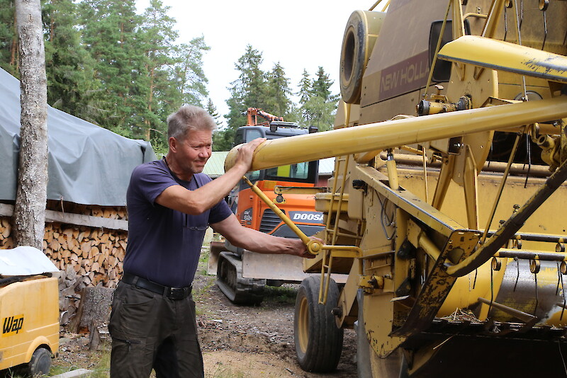 Markku Paavilainen varmistamassa puimurin kuntoa ennen tämän vuoden sadonkorjuuta.