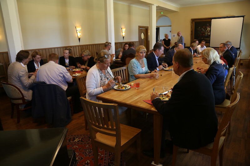 Pirkanmaan kuntajohtajat päättivät kokouksensa lounaaseen.