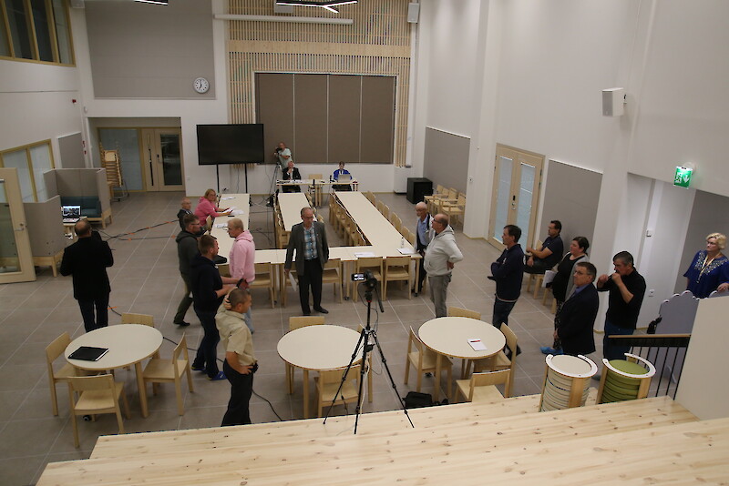 Jämijärven kunnanvaltuusto kokoontui ensimmäisen kerran kokoukseen kesällä valmistuneeseen Pääsky-rakennuksen ruokala-keskusaulaan.