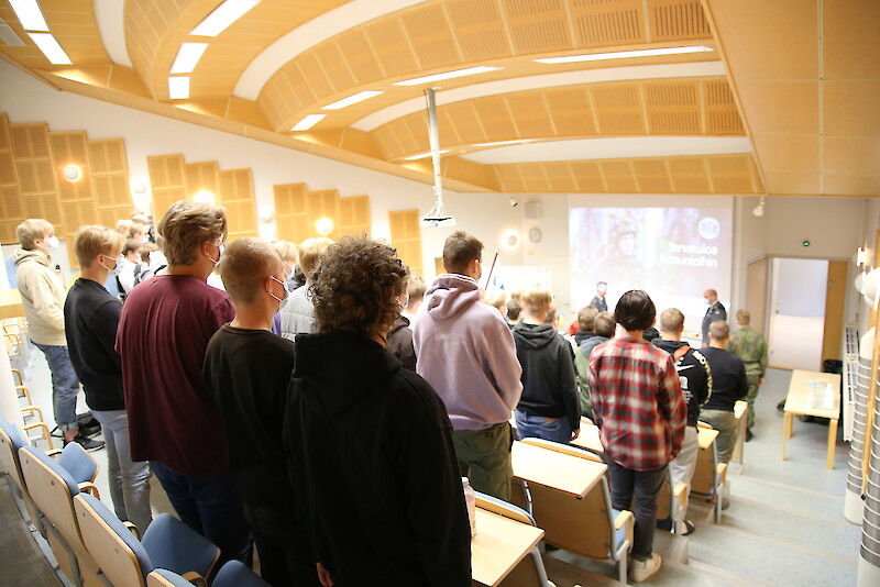 Hämeenkyrön kutsuntatilaisuus pidettiin Iisakissa, jonka auditorioon saapui keskiviikkoaamuna noin 70 nuorta miestä.