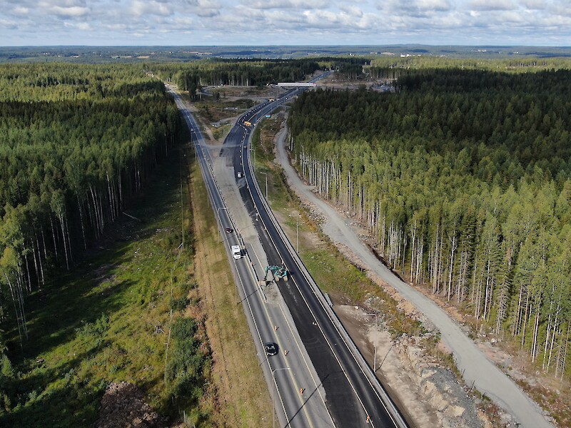 Tampereen suunnasta tultaessa liikenne ohjataan uudelle väylälle Hanhijärvellä noin viisi kilometriä Hämeenkyröstä Tampereen suuntaan.