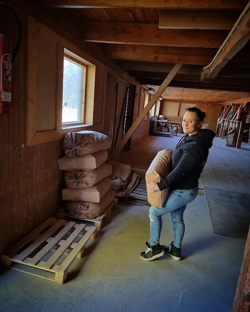 Leipomoyrittäjä Johanna Koskela käyttää lähellä tuotettuja raaka-aineita. Nämä jauhosäkit ovat Ylöjärven Vehnämyllyllä.