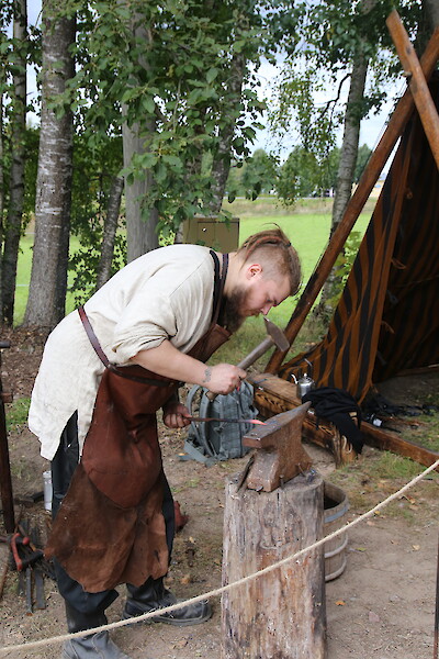 Leevi Kaski on palkittu puukkoseppä.