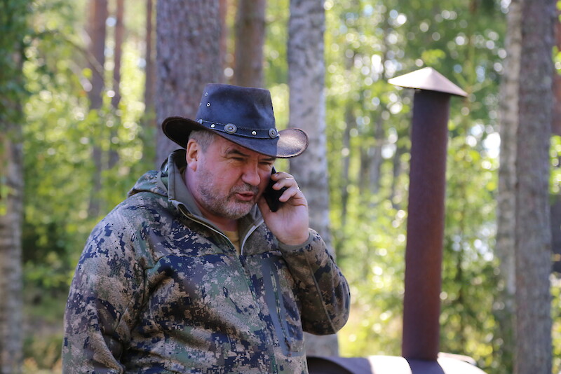 Juhtimäessä asuva Jukka Riskusalo hoitaa paljon yritysasioita puhelimessa. Toisinaan se on vaikeaa.