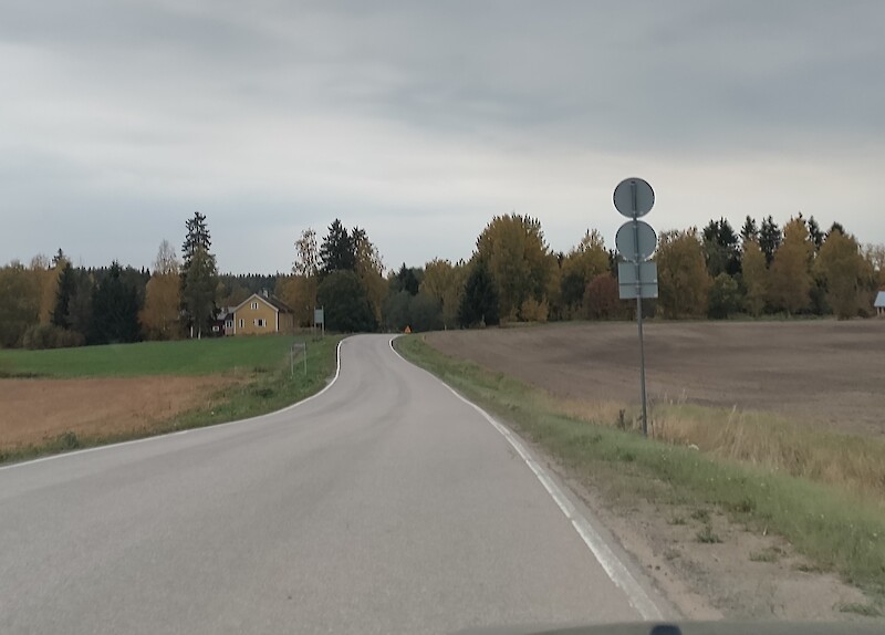 Toistuvasti käännetty painorajoituksesta kertova liikennemerkki sijaitsee Vääräjoen ylittävän Kasittulan sillan läheisyydessä.