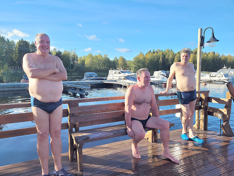Kauhtuan ”päiväkerho” saapuu saunomaan hyvissä ajoin. Laiturilla Jaakko Joensivu, Seppo Kujala ja Heikki Sarkonen.