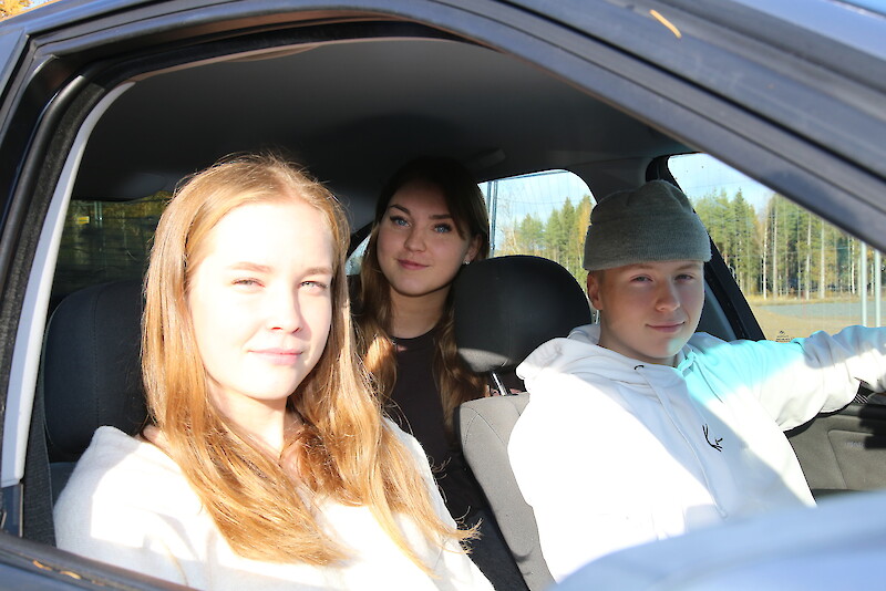 Elina Viitanen, Aurora Frantsila ja Kosti Lehto hankkivat ajokorttinsa opetuslupaopetuksella ja ovat tyytyväisiä valintaansa.